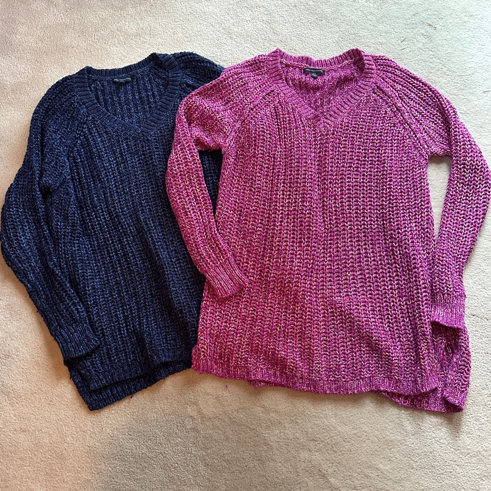 Set of 2 American Eagle v neck sweaters
